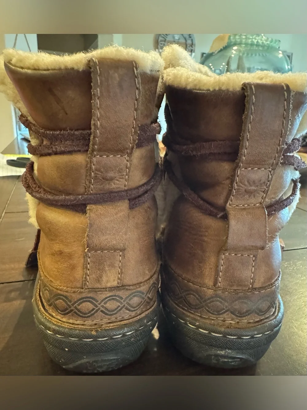 Vintage Ugg Women’s Brown Leather Shearling-Lined Ankle Boots